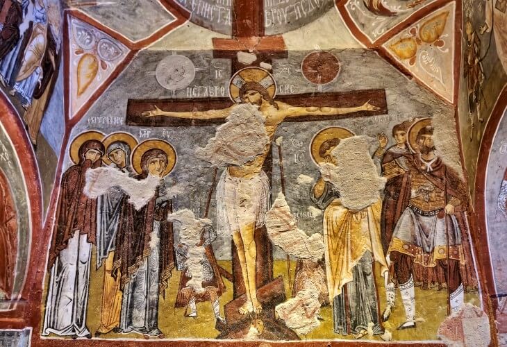 Kapadokya Elmalı Kilise’deki Çarmıha Geriliş freski; İsa, Meryem ve aziz figürleriyle birlikte Orta Bizans dönemi ikonografisi.